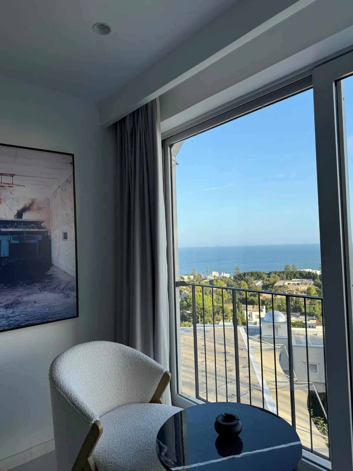 Une suite de la Villa Didon, la fenêtre ouverte sur la mer